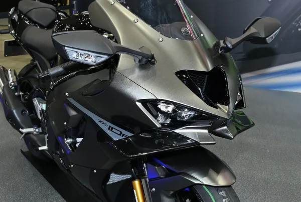 Kawasaki «ZX-10R» впервые представлена в Японии: в соцсетях «Аэродинамические детали по вкусу», «Положение подножек крутое» и другие отзывы — фото 3