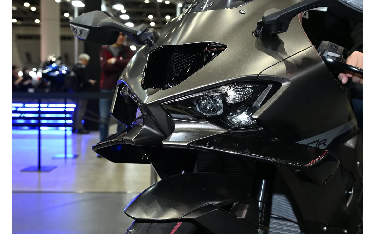 Kawasaki «ZX-10R» впервые представлена в Японии: в соцсетях «Аэродинамические детали по вкусу», «Положение подножек крутое» и другие отзывы — фото 2