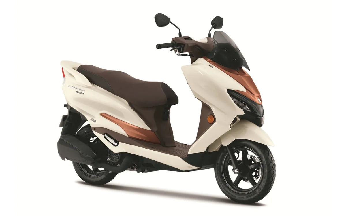 Впервые представлен «люксовый» скутер с оригинальной расцветкой! Suzuki Burgman Street получил обновленный дизайн