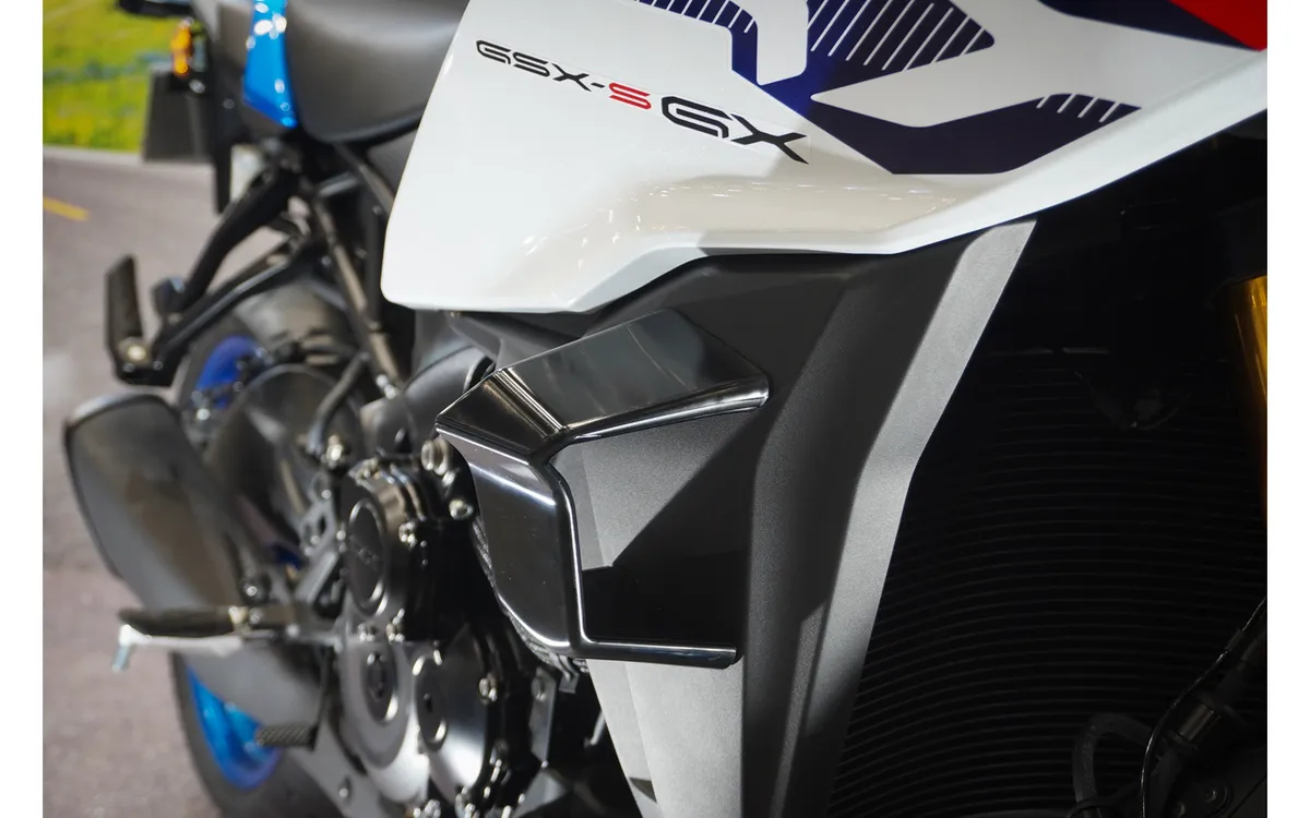 Появились «крылья»: представлен новый роскошный кроссовер Suzuki GSX-S1000GX на Токийском мотоциклетном шоу 2026 — фото 3