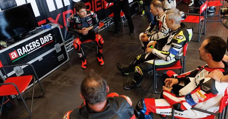 Aprilia Pro Experience: уникальный мастер-класс от легенд мирового мотогоночного спорта — фото 2