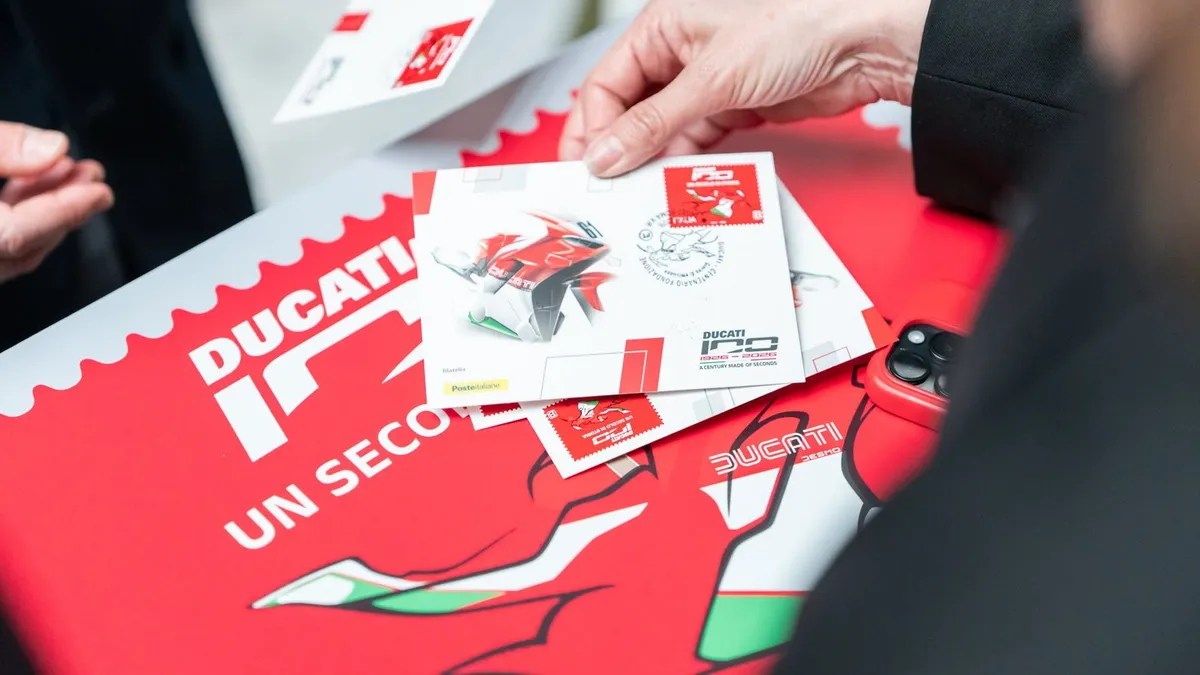 В Италии представили почтовую марку в честь столетия Ducati — фото 3