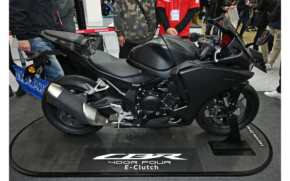 «Я выберу этот, а не SF»: анонс новой Honda CBR400R FOUR разделил мнения фанатов. «Выпустить рядную четверку в полном обтекателе в наше время — это мощно», — обсуждают в соцсетях