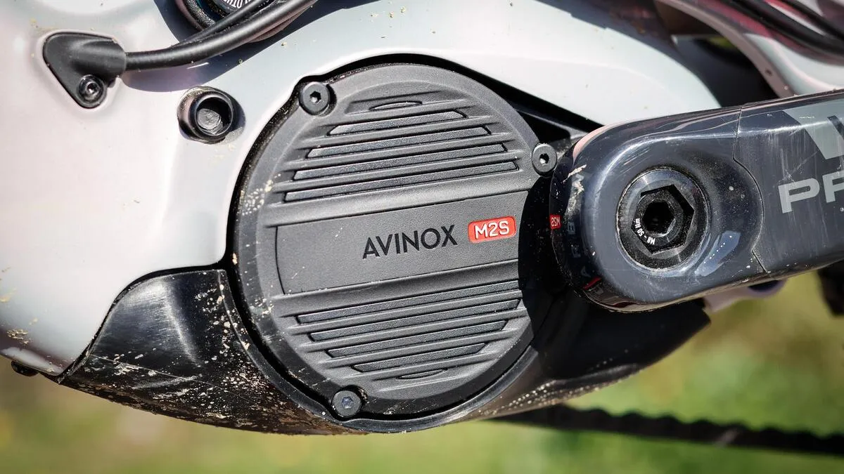 Нужна ли нам такая мощь? Первый тест нового Avinox M2S — фото 3
