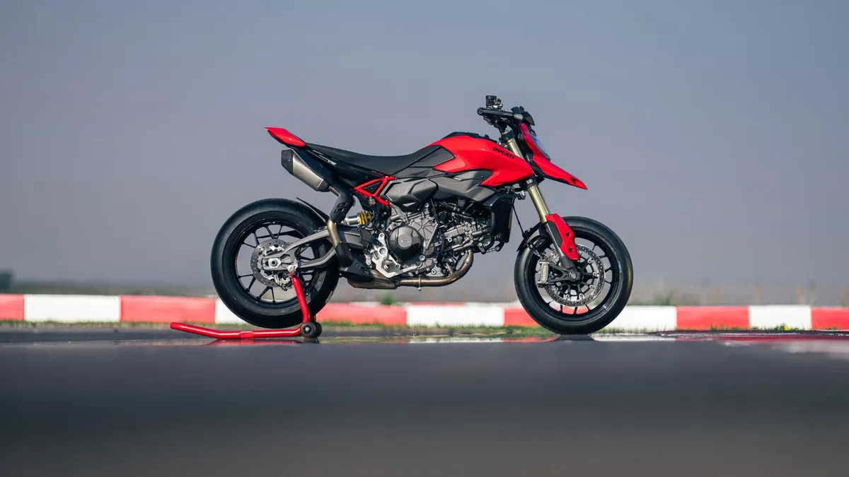 Ducati Hypermotard V2 и V2 SP дебютируют в Великобритании в эти выходные — фото 3