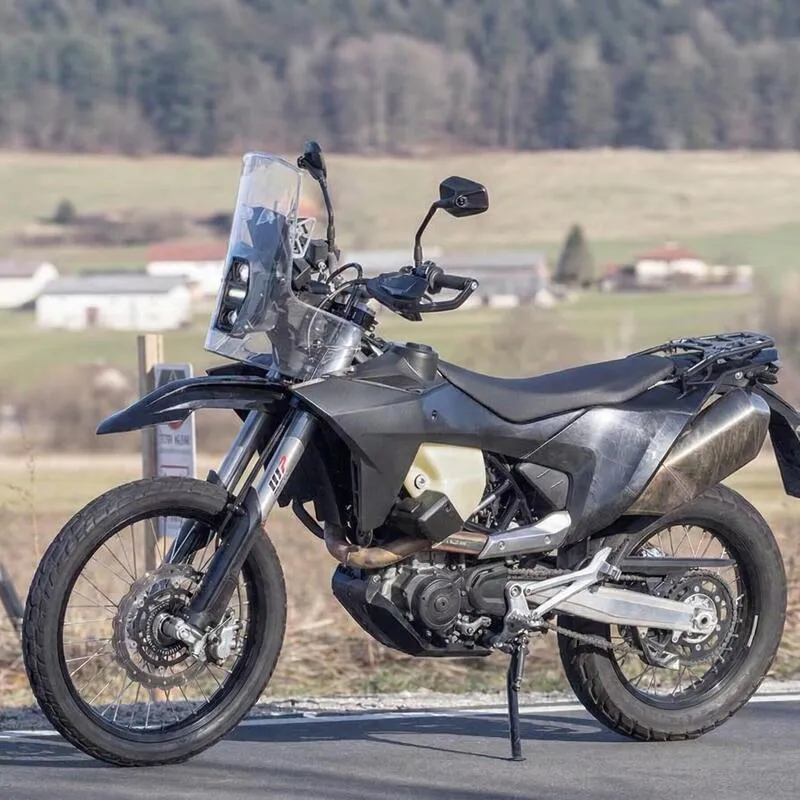 KTM готовит к выпуску 990 SMT: замечен на дорогах, дебют уже скоро — фото 2