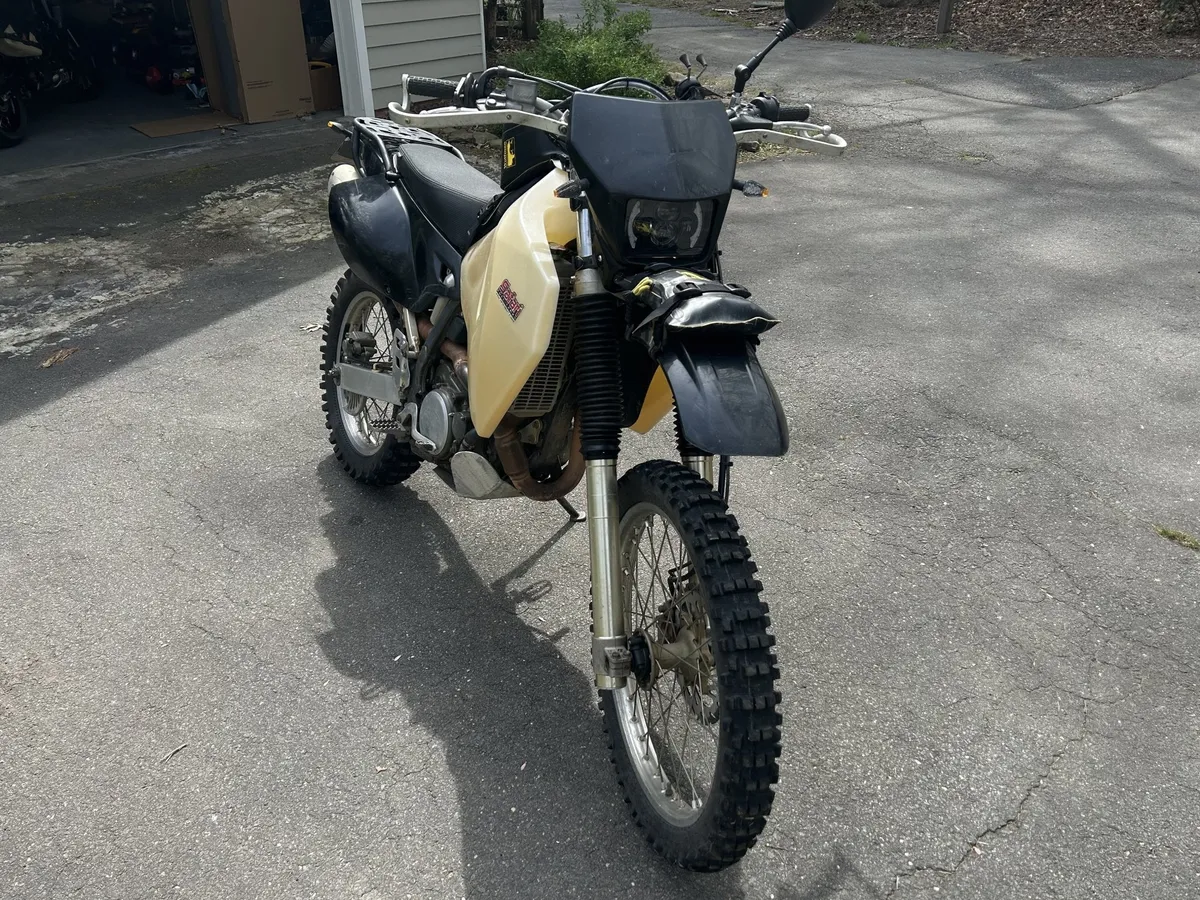 Suzuki DR-Z400E: надежный боец, который не подведет — фото 2