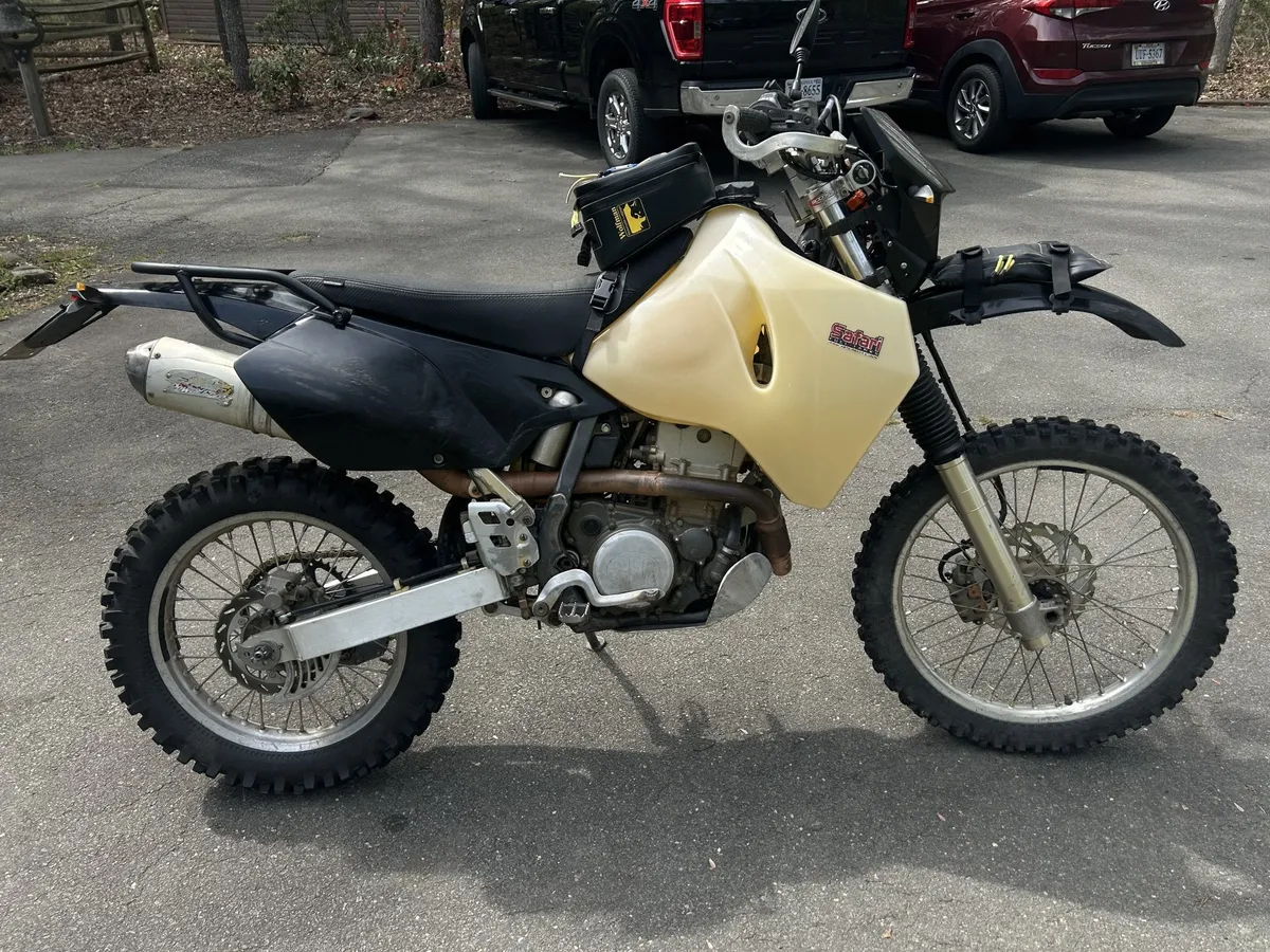 Suzuki DR-Z400E: надежный боец, который не подведет — фото 3