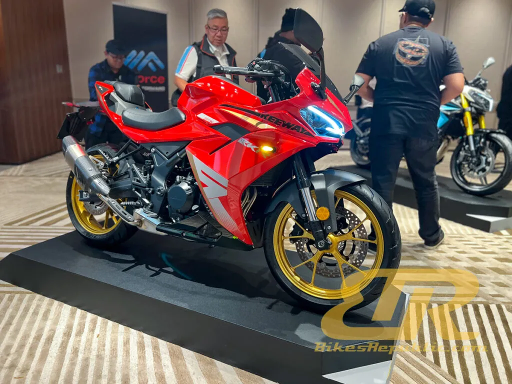 Keeway RKR250 официально представлен в Малайзии: доступный двухцилиндровый байк для города и трассы — фото 2