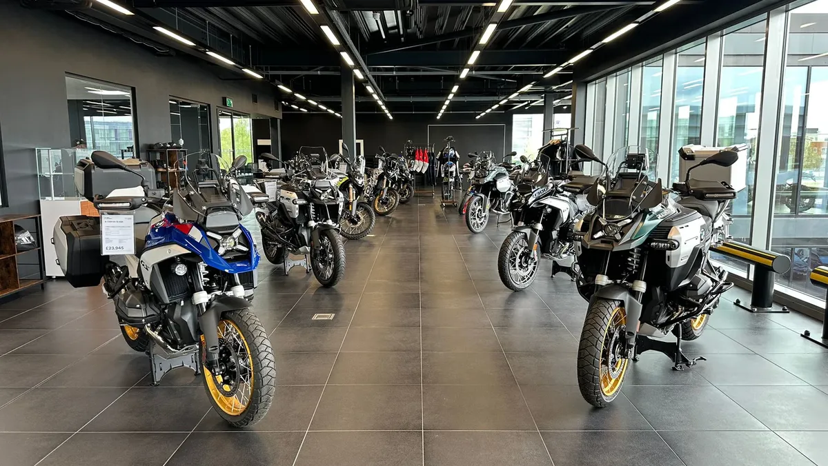 BMW Motorrad расширяет сеть дилерских центров в Великобритании, открывая новые точки в Стивенейдже и Рединге