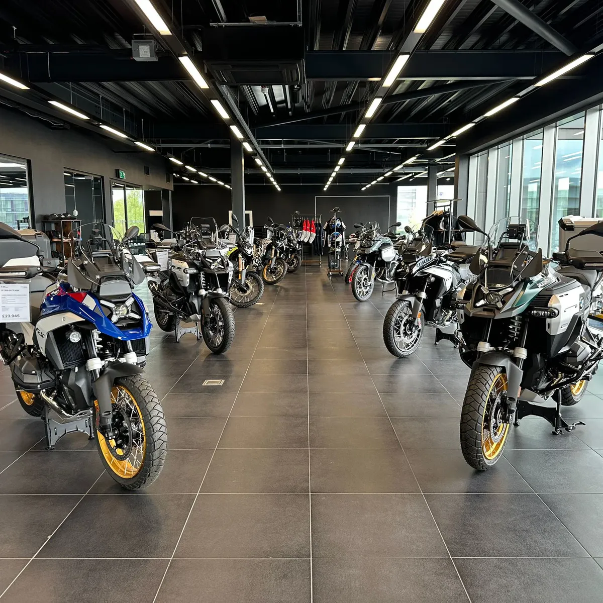 Aprilia предлагает программу трейд-ин на сумму 2000 фунтов стерлингов для моделей Tuono V4 2025 года — фото 4
