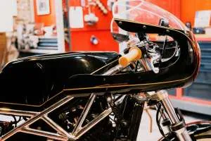 Кастомный кафе-рейсер Yamaha TRX850 от Kingston Custom — фото 2
