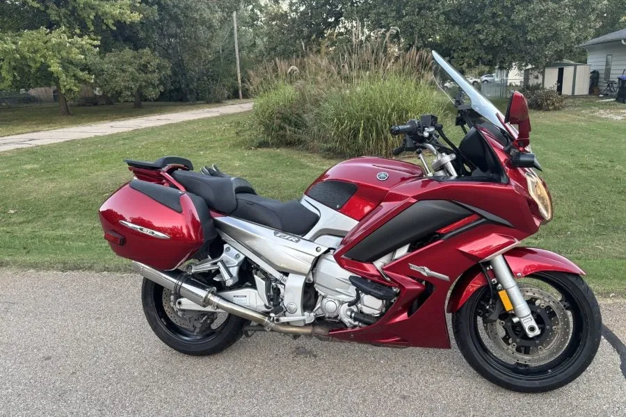 Yamaha FJR1300A 2014: мощный четырехцилиндровый двигатель для дальних путешествий