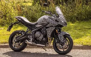 Triumph Tiger Sport 660 выходит на охоту за Kawasaki — фото 4