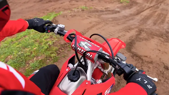 Отзыв моделей Honda CRF250 и CRF450 2025–2026 годов выпуска из-за ослабления руля — фото 2